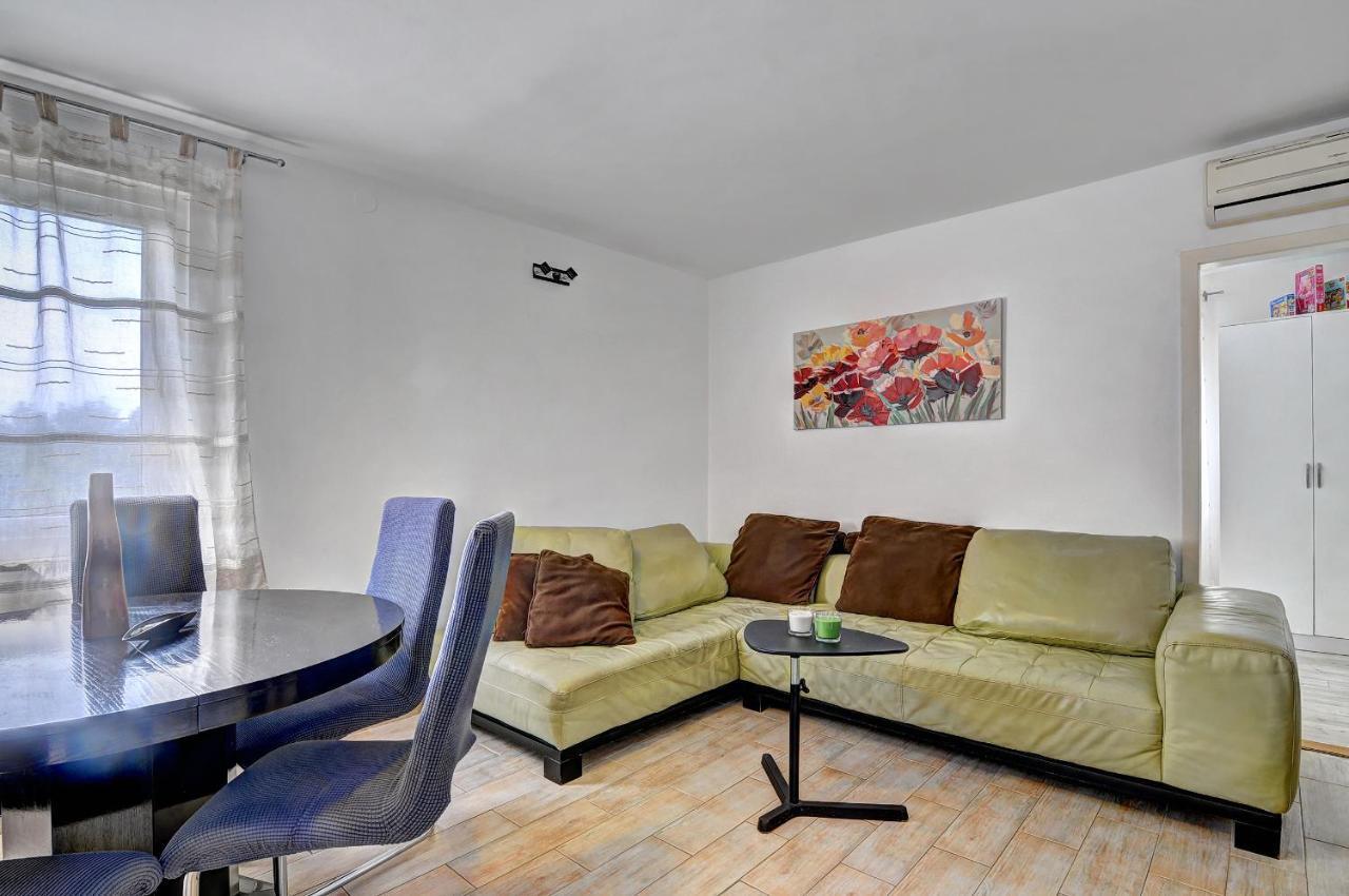 Lina Apartment Pula Exterior photo